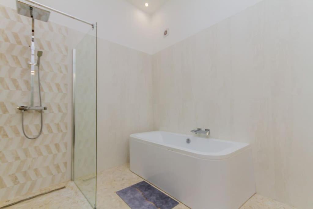 The Opulent Oasis By Newave Apartments Budapest Esterno foto