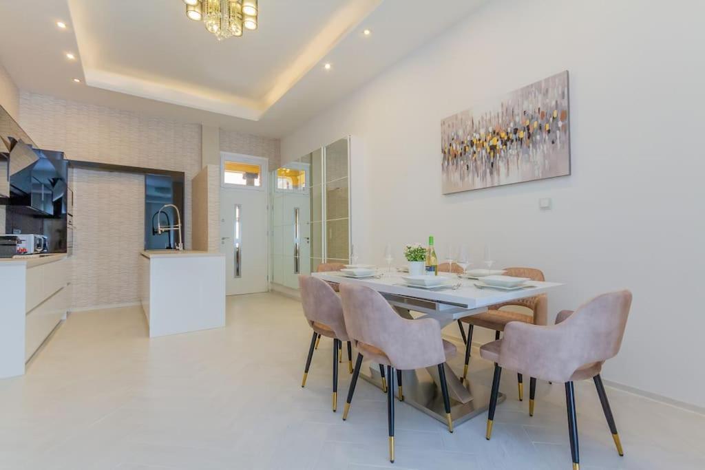 The Opulent Oasis By Newave Apartments Budapest Esterno foto