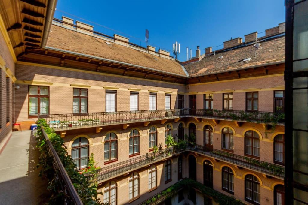 The Opulent Oasis By Newave Apartments Budapest Esterno foto