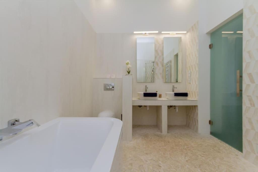 The Opulent Oasis By Newave Apartments Budapest Esterno foto